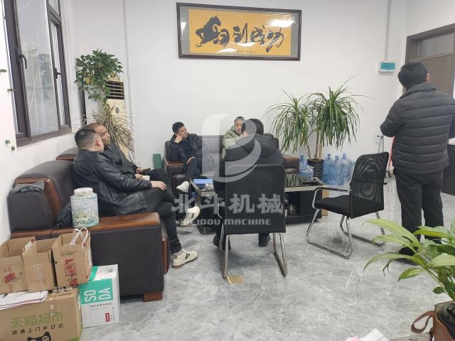 江西客戶專程來(lái)訪:了解樹枝粉碎機(jī)